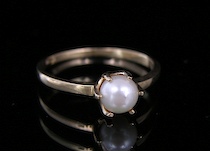 Appraisal: A Pearl Gold Ring A simple yet elegant k yellow