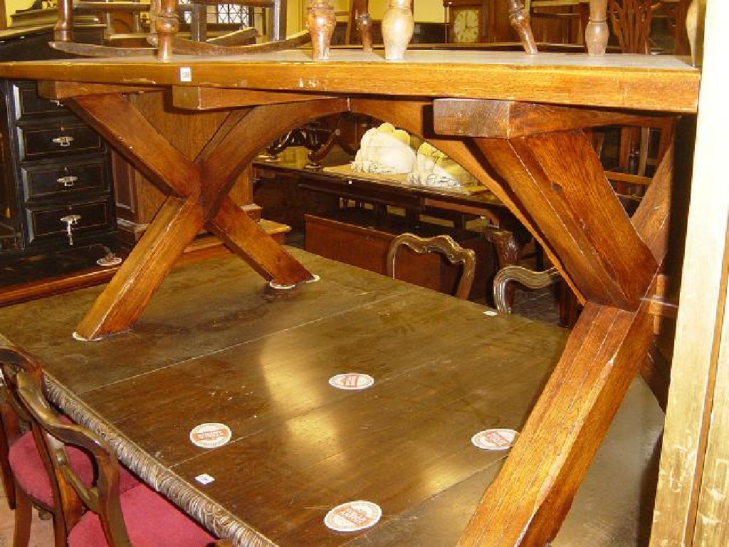 Appraisal: A good quality Old English style oak dining tavern table