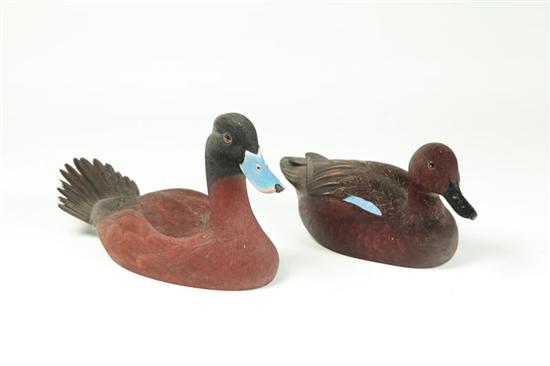 Appraisal: TWO DUCK CARVINGS American late th century wood Competition carvings