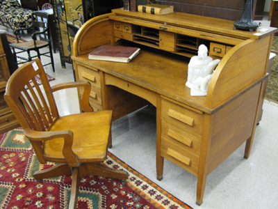 Appraisal: AN OAK ROLL TOP DESK WITH CHAIR American c -