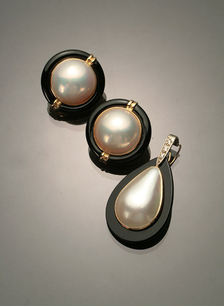 Appraisal: -Karat Yellow-Gold White-Gold Mab Pearl Black Onyx and Diamond Three-Piece