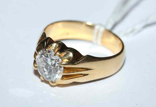 Appraisal: A GENTLEMANS DIAMOND SET SOLITAIRE RING brilliant cut diamond set