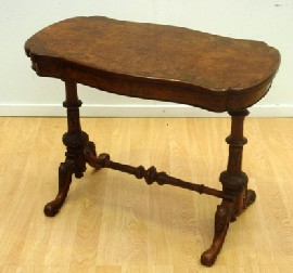 Appraisal: A Victorian walnut and burr walnut card table cms long