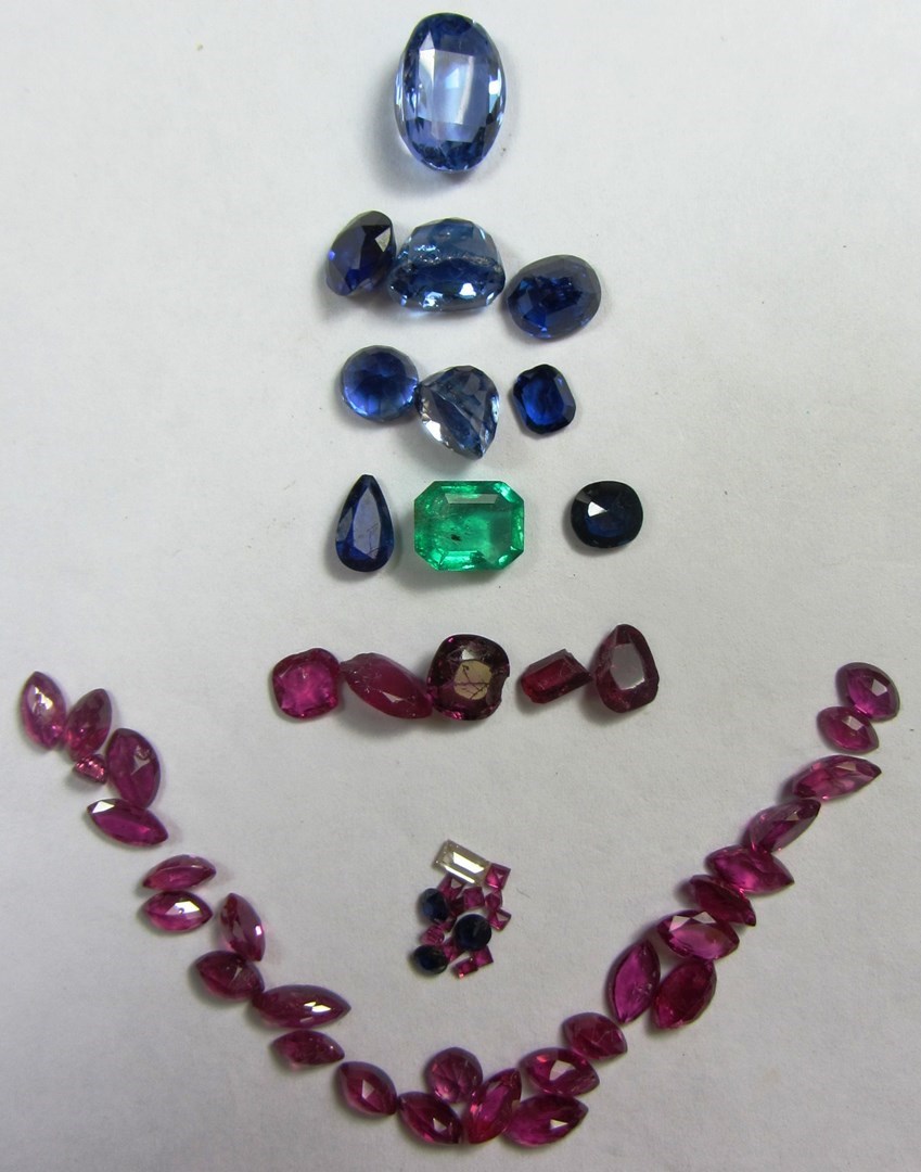 Appraisal: A collection of unmounted gemstones including sapphires a quantity of