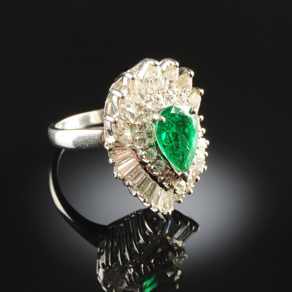 Appraisal: A PLATINUM K WHITE GOLD EMERALD AND DIAMOND LADY'S RING