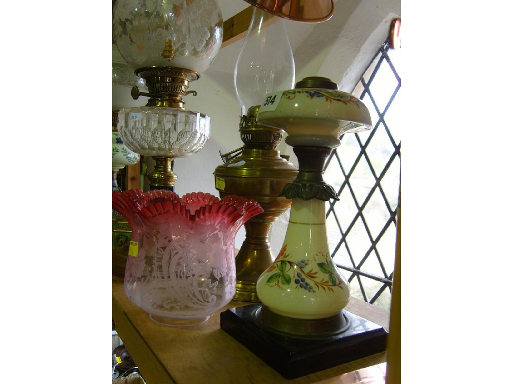 Appraisal: A brass oil lamp with Edwardian pink and etched glass