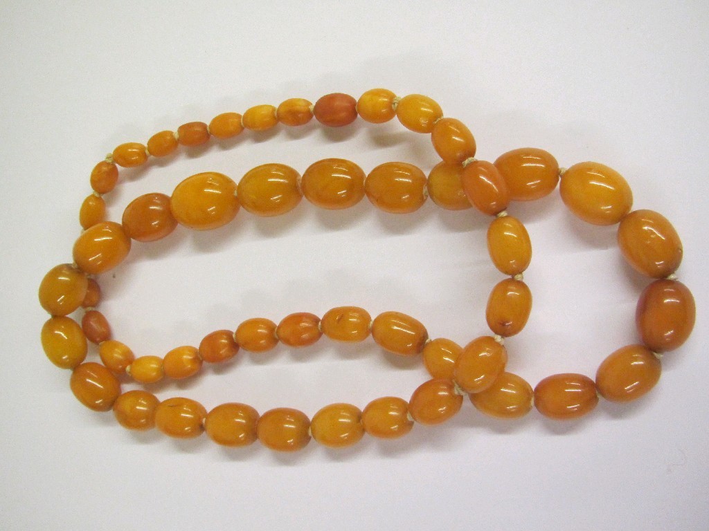 Appraisal: String of yellow amber beads Approximately inches