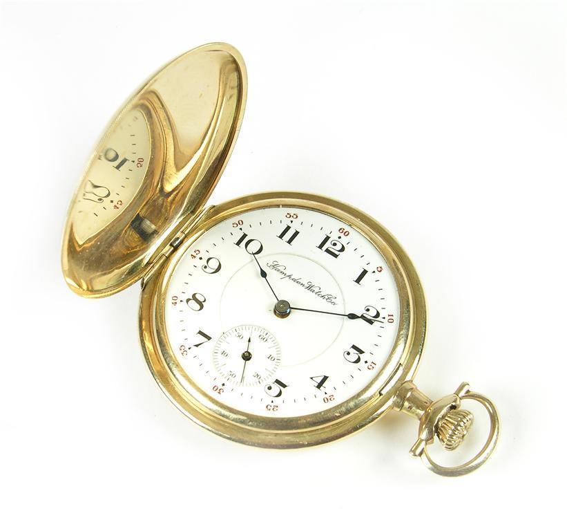 Appraisal: A yellow metal hunting cased keyless lever watch