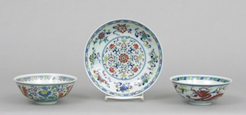 Appraisal: A Trio of Polychrome Chinese Porcelain Lot includes a plate