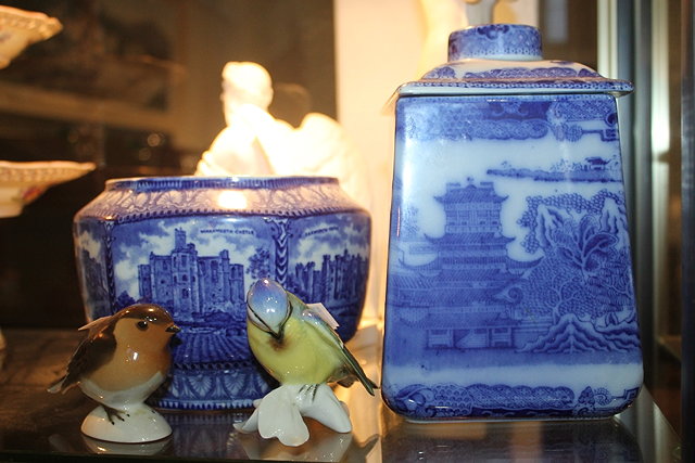 Appraisal: A MALING WARE BLUE AND WHITE TEA CADDY of octagonal