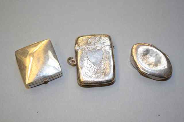 Appraisal: A SILVER VESTA CASE with scroll and foliate decoration and