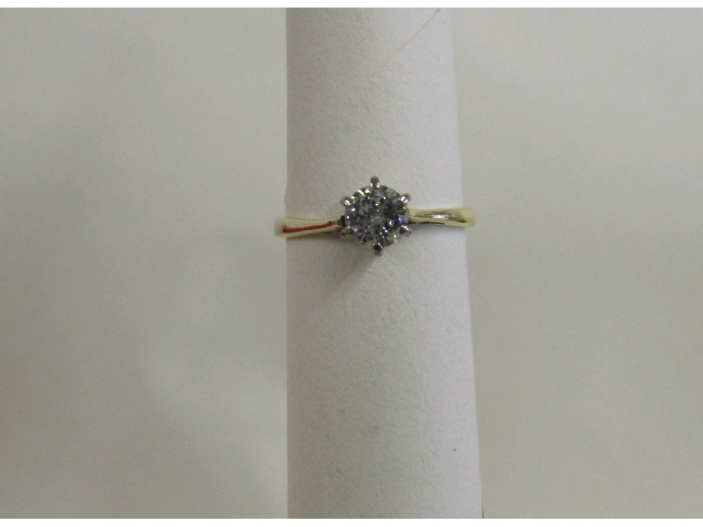 Appraisal: Eighteen carat gold diamond solitaire ring with brilliant cut diamond