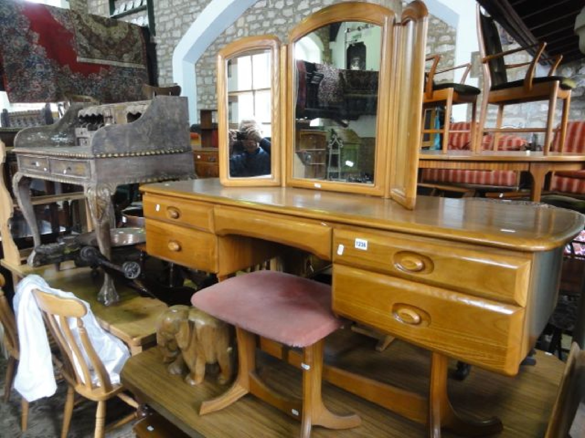 Appraisal: An Ercol style medium to light elm bedroom suite comprising