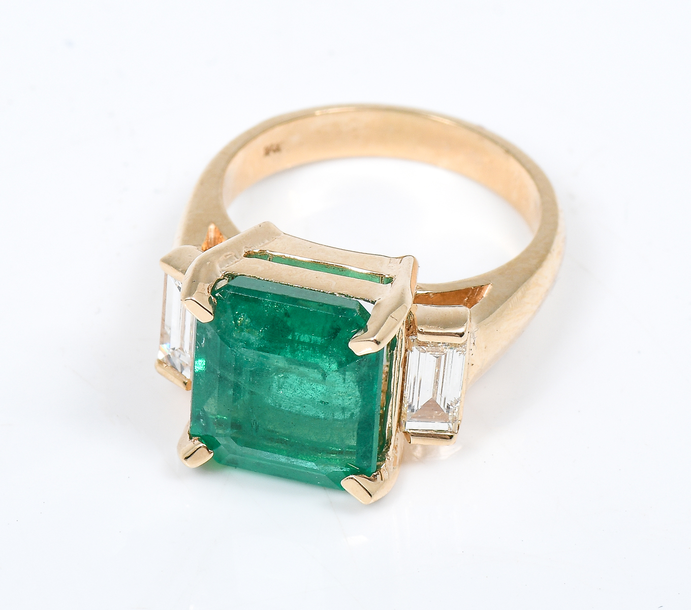 Appraisal: K CT EMERALD DIAMOND RING CT Octagonal step cut emerald