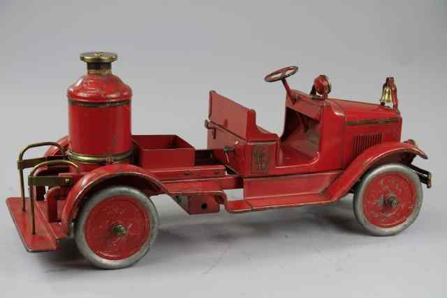 Appraisal: BUDDY 'L' FIRE PUMPER TRUCK C 's pressed steel painted