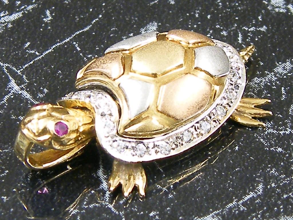 Appraisal: ct stone set tortoise locket pendant gm