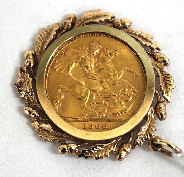 Appraisal: A GOLD SOVEREIGN in a cast yellow metal oakleaf decorated