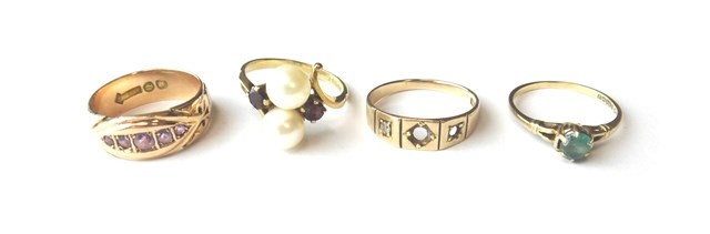 Appraisal: A ct gold garnet and cultured pearl set ring in