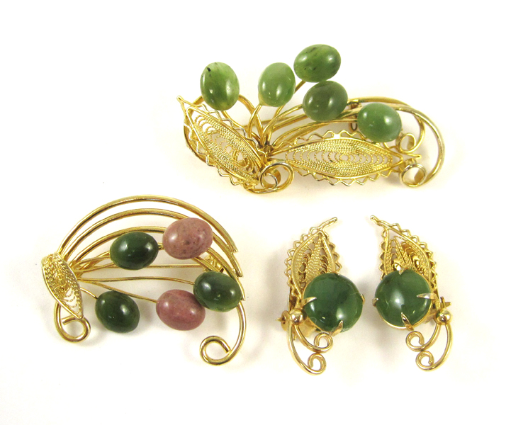 Appraisal: FOUR ARTICLES OF HARDSTONE JEWELRY including a brooch set with