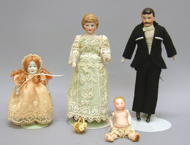 Appraisal: Lot of mini and dollhouse dolls - German lady with