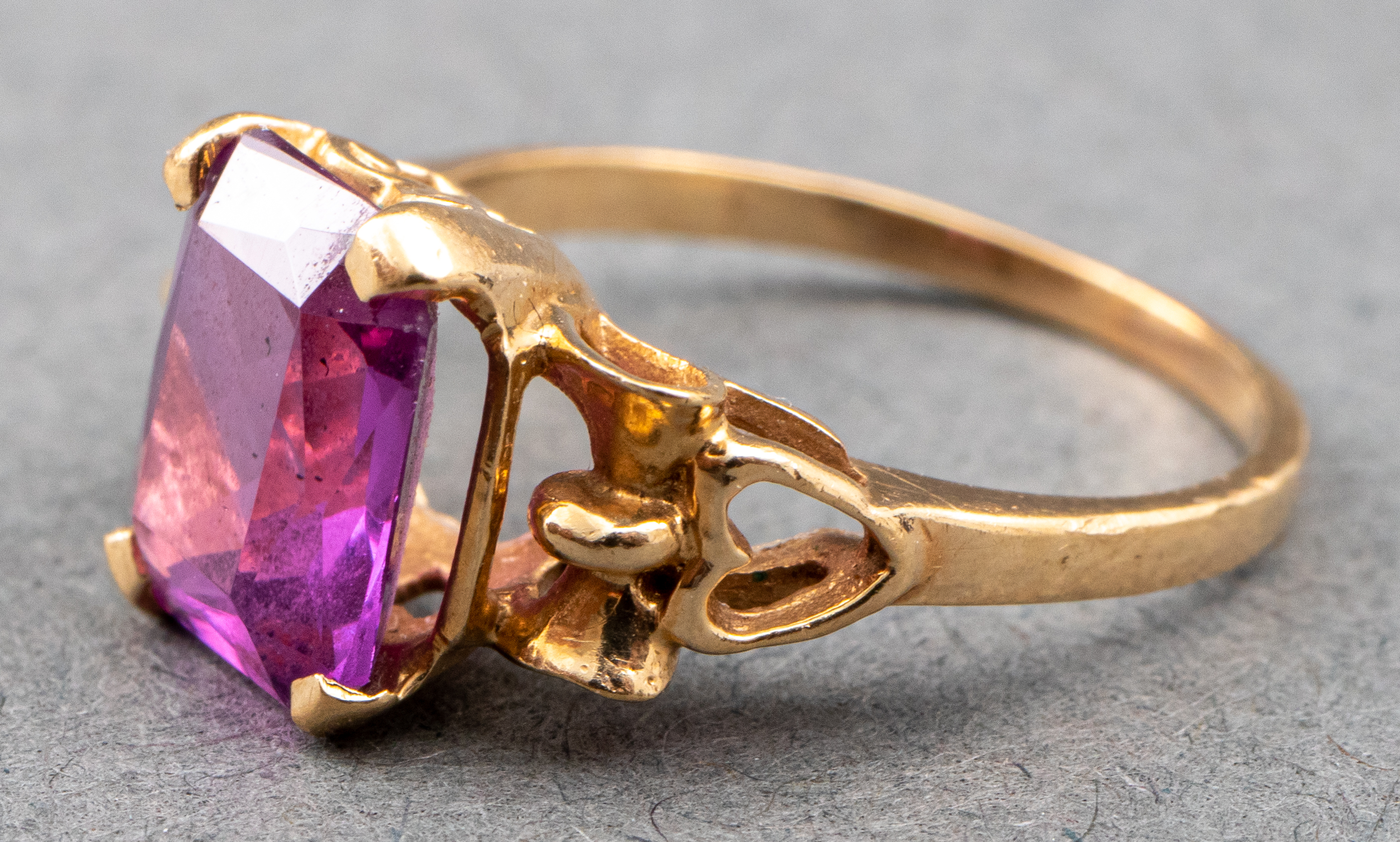 Appraisal: VINTAGE K YELLOW GOLD PINK SAPPHIRE RING Vintage K yellow