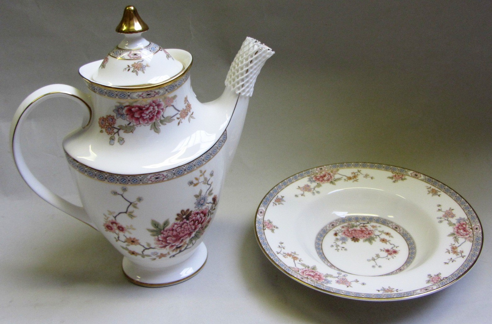 Appraisal: A Royal Doulton eight piece dinner tea and coffee set