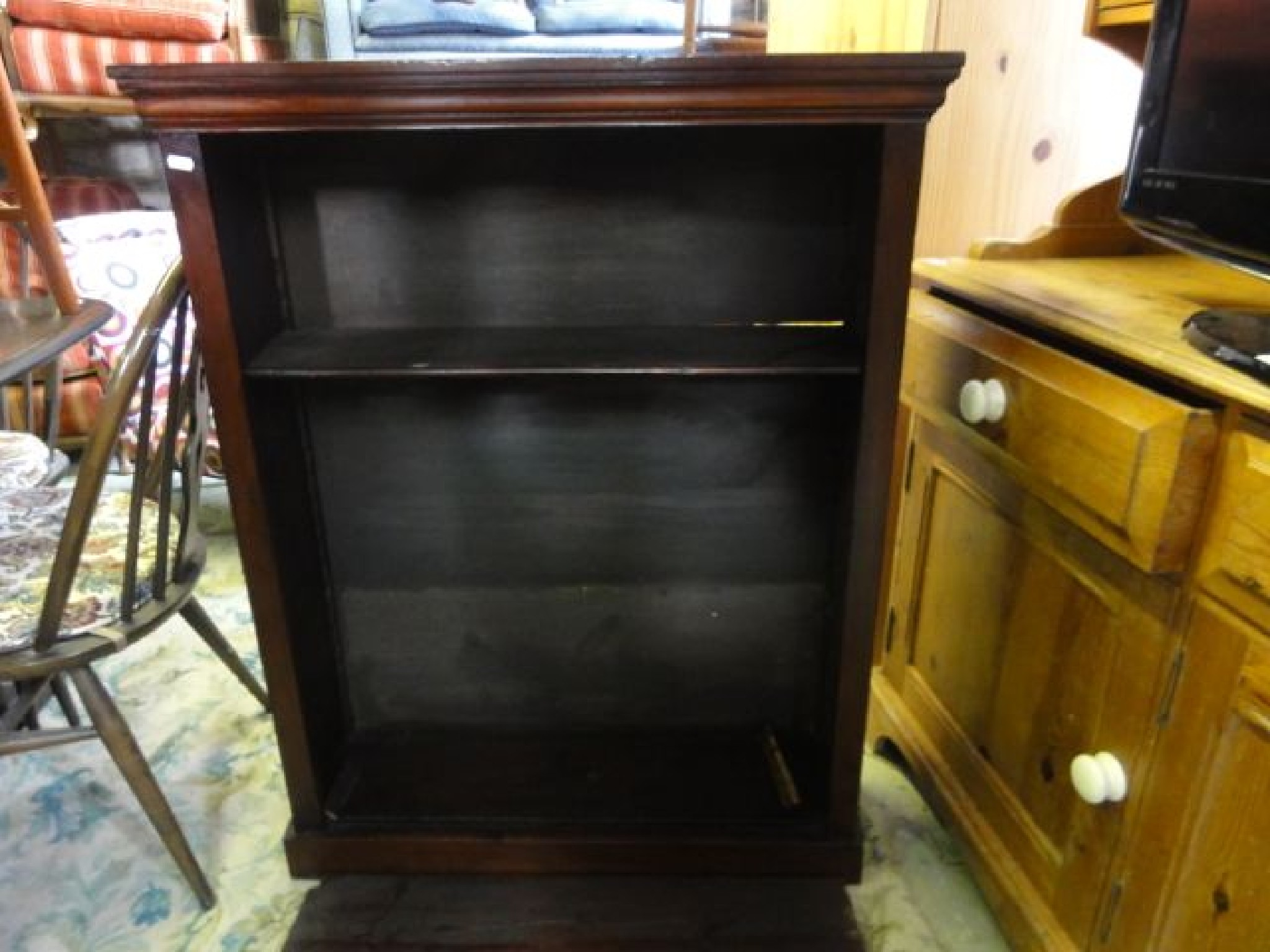 Appraisal: A small mahogany freestanding open bookcase with two adjustable shelves