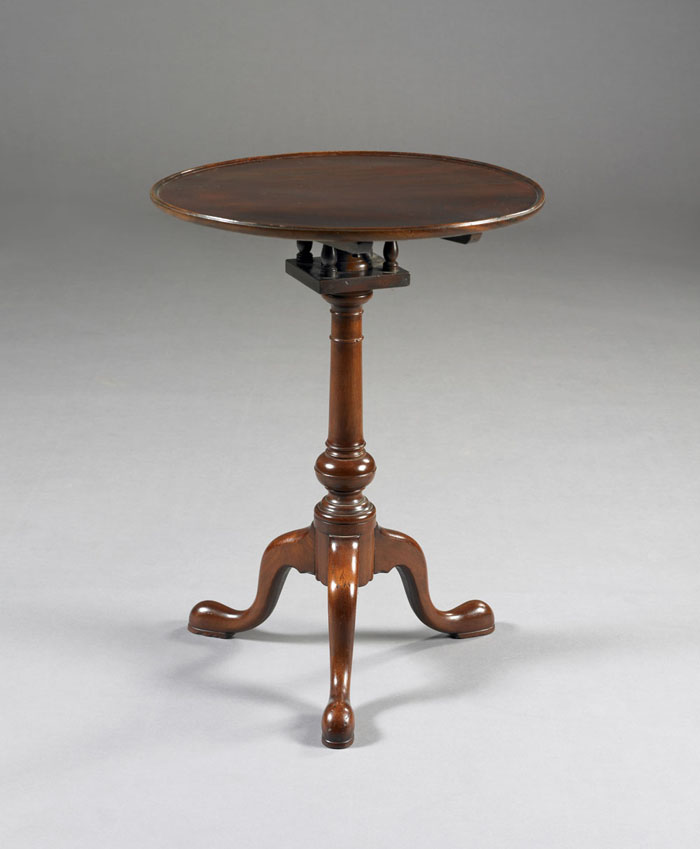 Appraisal: QUEEN ANNE WALNUT TILT-TOP STAND The circular dishtop with molded