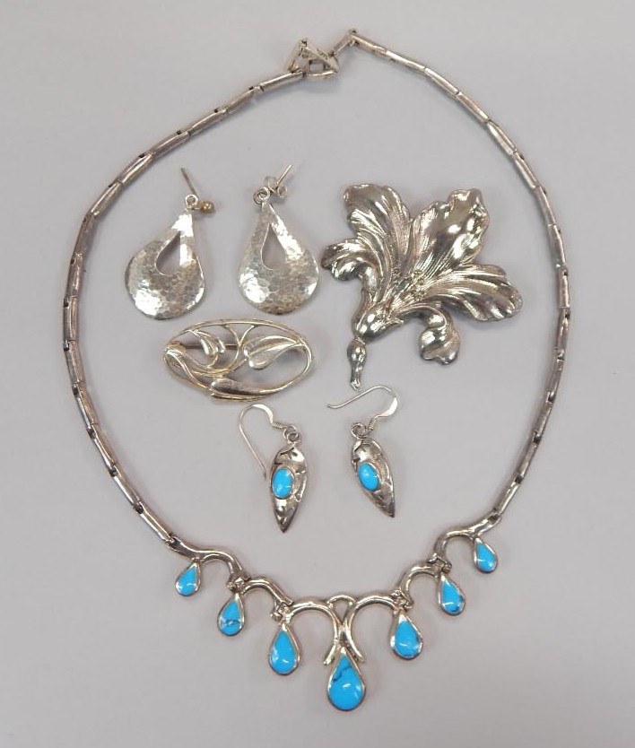 Appraisal: Various Art Nouveau and enamel jewellery to include a necklace