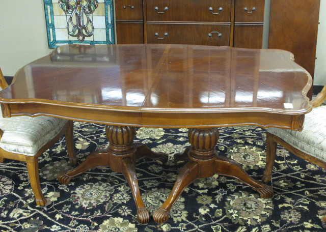 Appraisal: REGENCY STYLE MAHOGANY DINING TABLE WITH LEAF recent manufacture having