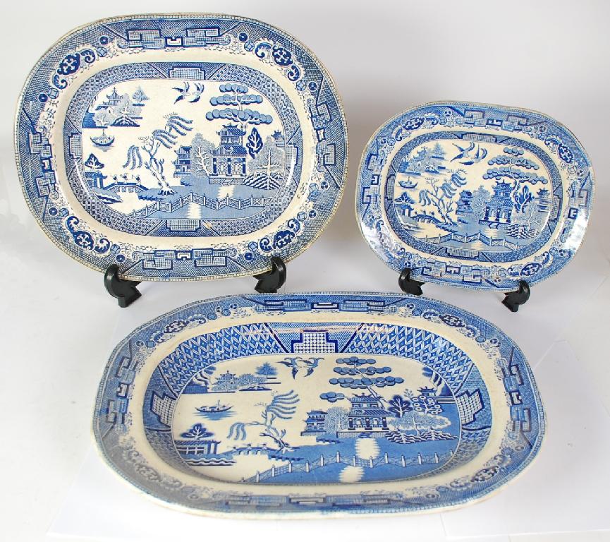 Appraisal: GRADUATED SET OF THREE MATCHED th CENTURY WILLOW PATTERN BLUE