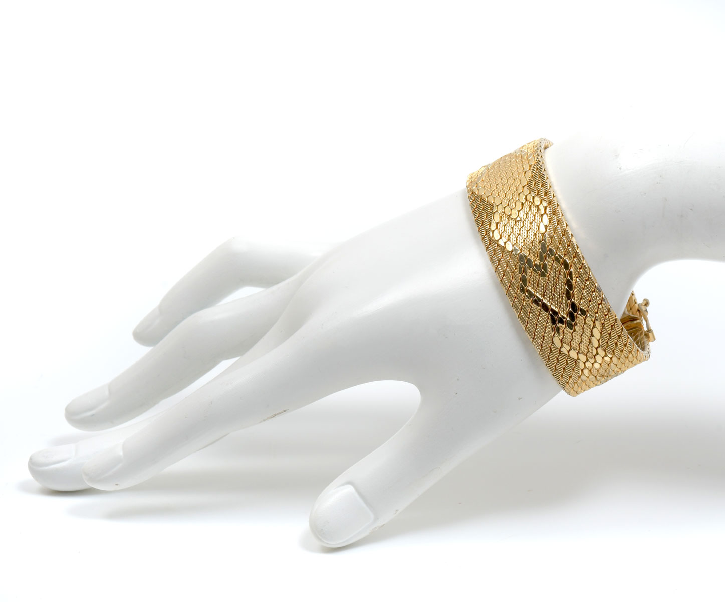 Appraisal: WIDE K GOLD BRACELET K yellow gold flexible mesh-link bracelet