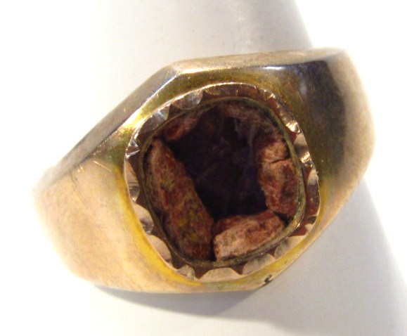 Appraisal: A gentleman's signet ring with vacant centre on plain shank