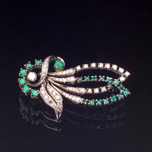 Appraisal: 'S Diamond and emerald brooch in platinum Circular-cut gemstones in