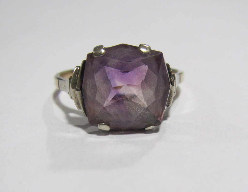 Appraisal: Nine carat gold amethyst single stone ring