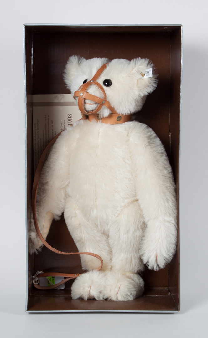 Appraisal: Steiff Muzzle Bear in with box Condition No apparent faults