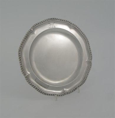 Appraisal: An early George III dinner plate of shaped circular outline