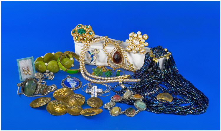 Appraisal: Bag of Miscellaneous Costume Jewellery including Set of Metal Buttons