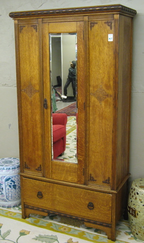 Appraisal: SINGLE DOOR OAK WARDROBE English second quarter of the th