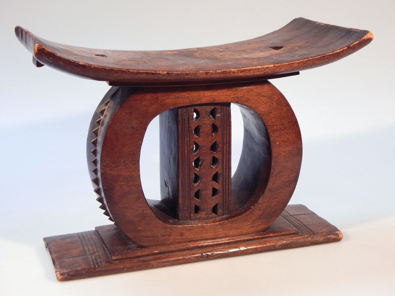 Appraisal: An early thC African hardwood headrest the shaped top raised