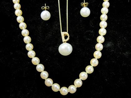 Appraisal: Lady's group of pearl jewelrySingle strand pearl necklace average pearl