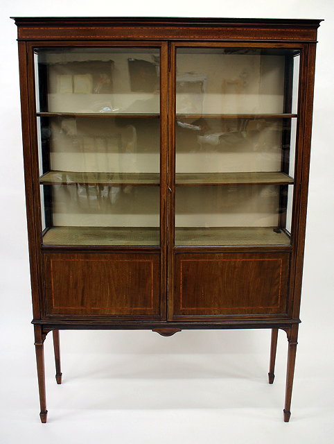 Appraisal: AN EDWARDIAN MAHOGANY DISPLAY CABINET with twin cross banded and