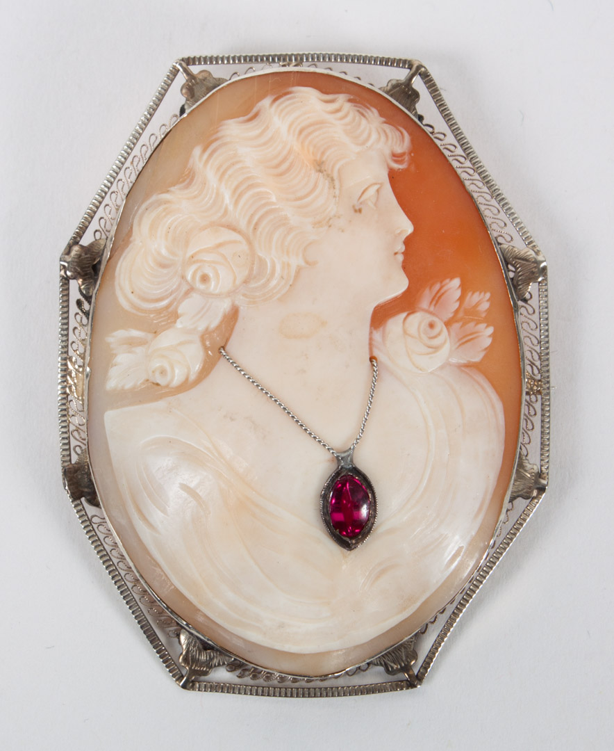 Appraisal: Italian carved cameo brooch of a young lady set in