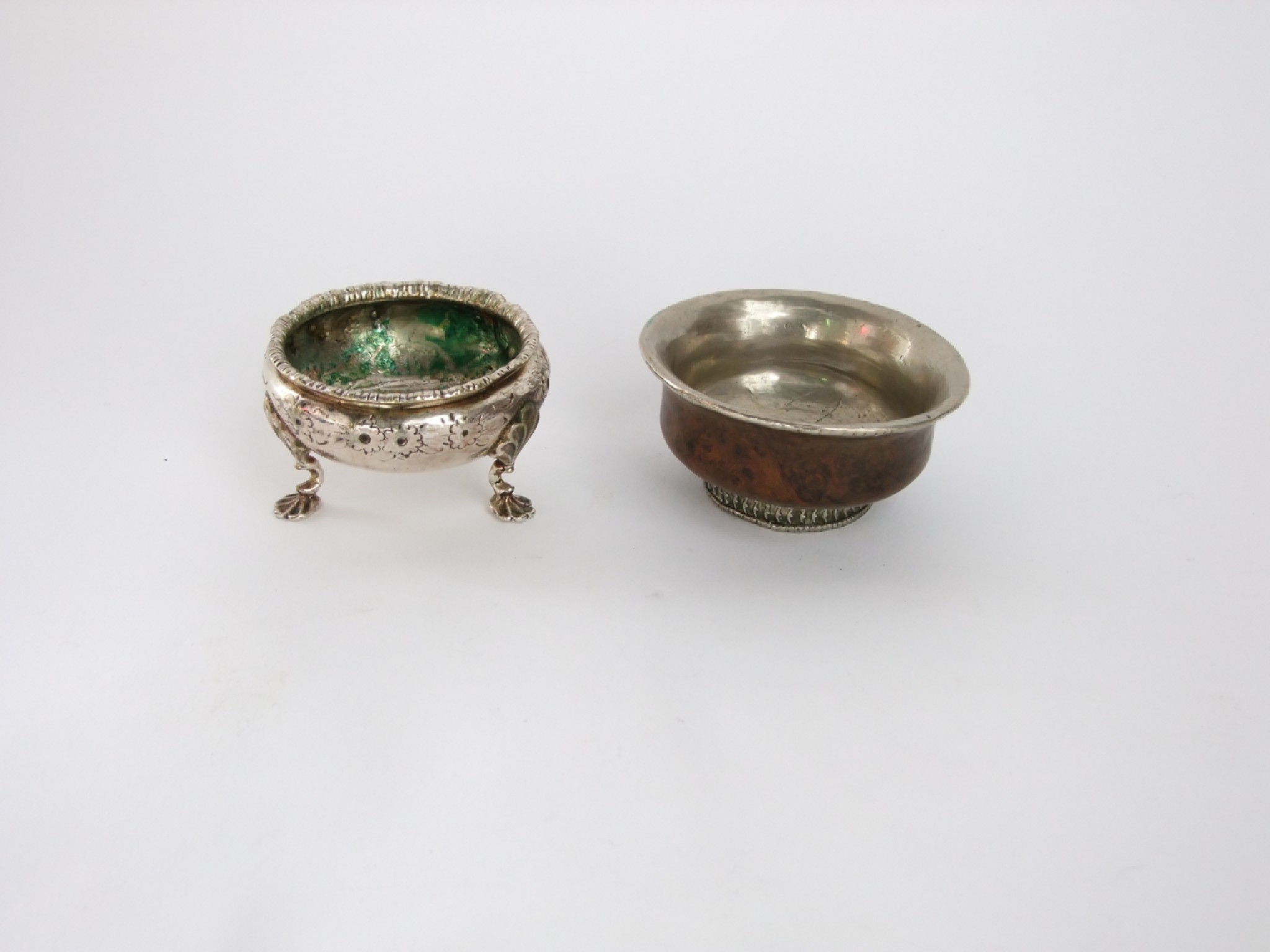 Appraisal: A Georgian silver cauldron shaped salt with gadroon border on