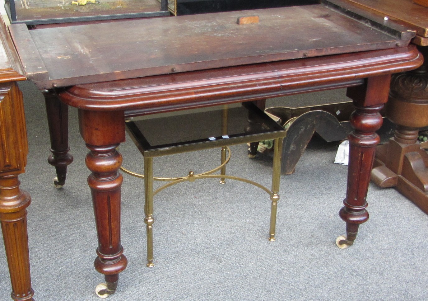 Appraisal: A Victorian mahogany extending dining table on tapering fluted supports