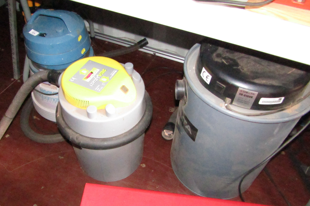 Appraisal: Workshop vacuums including Hoover Aquamaster Earlex combi vac and a