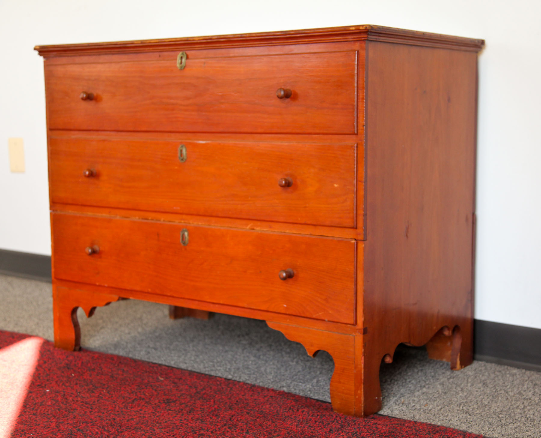 Appraisal: MULE CHEST American early th century Pine having a lift