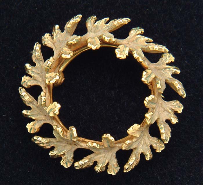 Appraisal: GOLD WREATH PIN kt yellow gold pin is in the