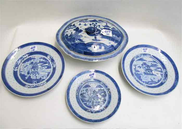 Appraisal: FOUR CHINESE EXPORT PORCELAIN BLUE AND WHITE PIECES oval covered