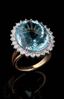 Appraisal: A K OVAL AQUAMARINE AND DIAMOND RING An oval cut